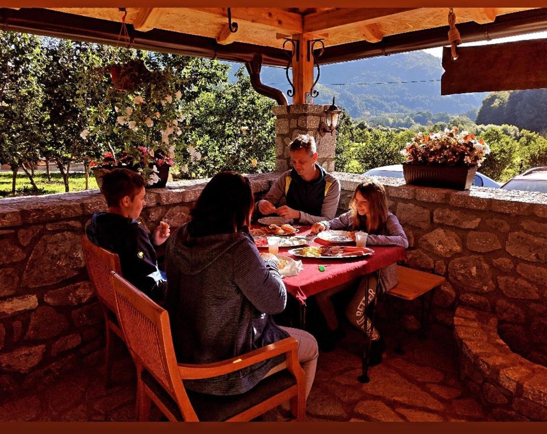 Holiday Bungalows & Food プラヴ エクステリア 写真